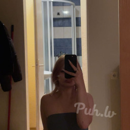 Nadine, 22
