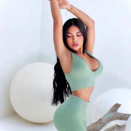 Mia, 25